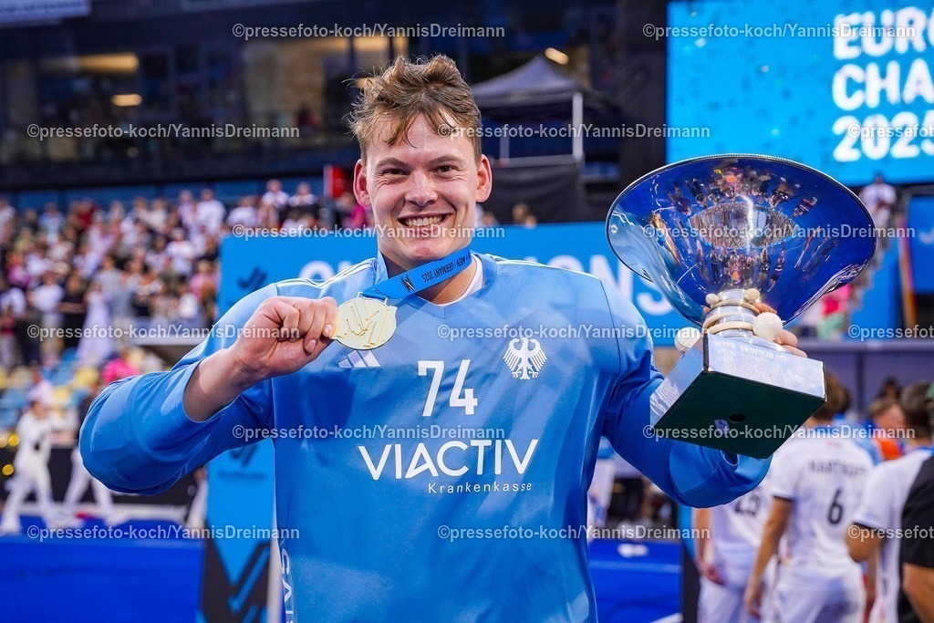 xydrx16082509024 | 16.08.2025, xydrx, Herren EuroHockey Championship 2025, Finale, Niederlande - Deutschland, Sparkassenpark Mönchengladbach: Jean-Paul Danneberg (GER #74) freut sich mit dem Pokal in der Hand über den Sieg im Finale,