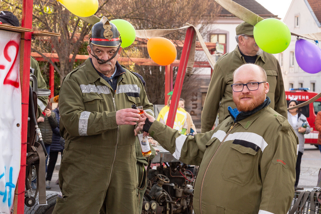 Umzug2025-182_9866 | Fotostrecke: FASCHINGSUMZUG 2025 in Loosdorf. 22 Masken(gruppen)-Teilnehmer: Loosdorfer Vereine, Wirtschaftstreibende, Gemeindeabordnungen sowie Kreditinstitute. rund 700 Besucher entlang der Hauptstrasse. Veranstaltungs-Sicherung durch Mannschaft der FF-Loosdorf mit schwerem Gerät. Maskenprämierung am EKZ-Platz durch Bgm. Thomas Vasku in den Kategorien: Bester Festwagen (Fa. gkonzept-Groissenberger; Beste Personengruppe-ASK-Loosdorf; Beste Einzelperson; Weiteste Anreise-FF Schollach;