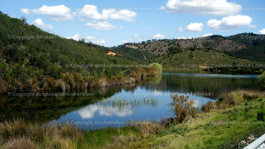 Blick auf kleines Wasserreservoir und Berge bei Sarnadinha, Serra do Caldeirão, Algarve | Blick auf kleines Wasserreservoir und Berge bei Sarnadinha, Serra do Caldeirão, Algarve - Realisiert mit Pictrs.com
