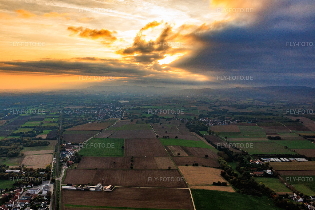 Luftbild: Sonnenuntergang über den Wolken von Osten am Abend in Steinfeld im Bundesland Rheinland-Pfalz in Deutschland. Foto: IMG_150093.jpg vom 10.10.2025 durch Werner Riehm/FLY-FOTO.de