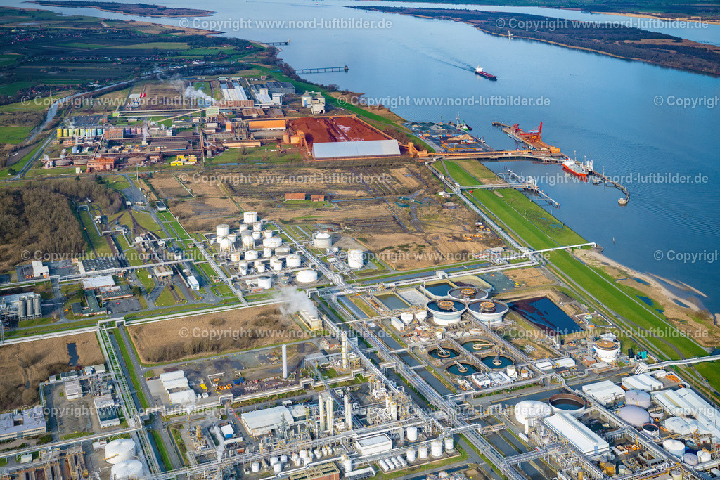 Stade_Bützfleth_LNG_Terminal_Baustelle_ELS_3505040223 | STADE 04.02.2023 Baustellen zum Ausbau der Wasserbrücke mit Leitungssystemen des LNG Erdgas und Flüssiggas- Terminal und Entladekai und AOS Raffinerie- Werksgelände an der Straße Am Seehafen im Ortsteil Bützfleth in Stade im Bundesland Niedersachsen, Deutschland. Weiterführende Informationen bei: AOS Aluminium Oxid Stade GmbH,  Dow Deutschland Anlagengesellschaft mbH,  Hafenbetriebs GmbH & Co. KG,  Hanseatic Energy Hub GmbH. // Construction site of Water bridge with line systems of the LNG natural gas and liquid gas terminal and unloading quay and AOS Raffinerie- Werksgelaende on street Am Seehafen in the district Buetzfleth in Stade in the state Lower Saxony, Germany. Further information at: AOS Aluminium Oxid Stade GmbH,  Dow Deutschland Anlagengesellschaft mbH,  Hafenbetriebs GmbH & Co. KG,  Hanseatic Energy Hub GmbH. Foto: Martin Elsen