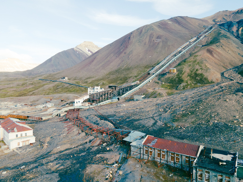 Pyramiden-auf-Spitzbergen-aus-der-Luft 10 - URBANISTER | Durch die Stadt gehen, als wohnte man woanders. Fotografie, subjektiver Urbanismus und aktiver Müßiggang. - Realisiert mit Pictrs.com
