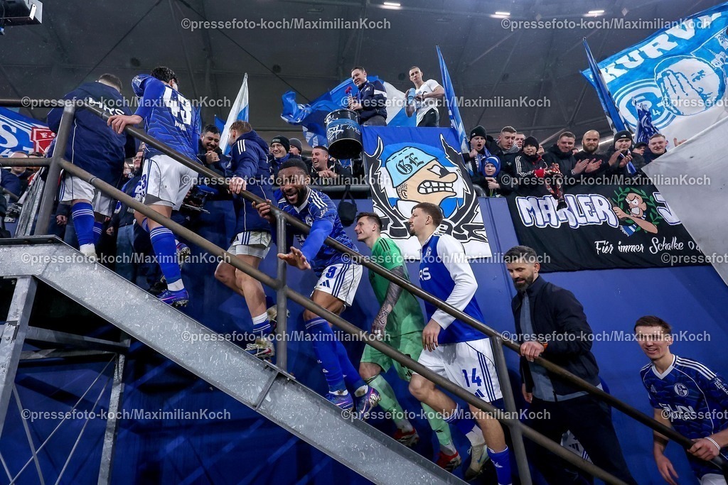 S0421022601106 | 21.02.2026, Fußball, FC Schalke 04 - 1. FC Magdeburg, 23. Spieltag, 2. Fußball Bundesliga, Veltins-Arena Gelsenkirchen, Saison 2025 2026: Abschlussjubel nach dem 5:3 Sieg von Schalke. Die Mannschaft feiert den Sieg mit den fans in der Nordkurve im bereich der Ultras.  DFB regulations prohibit any use of photographs as image sequences and or quasi-video.
