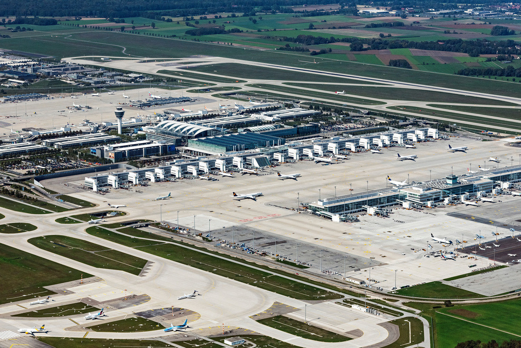 dr__0019884.jpg | MüNCHEN 18.09.2018 Start- und Landebahnen mit Rollwegen Hangaranlagen und Terminals auf dem Gelände des Flughafen in München im Bundesland Bayern, Deutschland. Weiterführende Informationen bei: Flughafen München GmbH. // Runway with hangar taxiways and terminals on the grounds of the airport in Munich in the state Bavaria, Germany. Further information at: Flughafen Muenchen GmbH. Foto: Daniel Reiter
