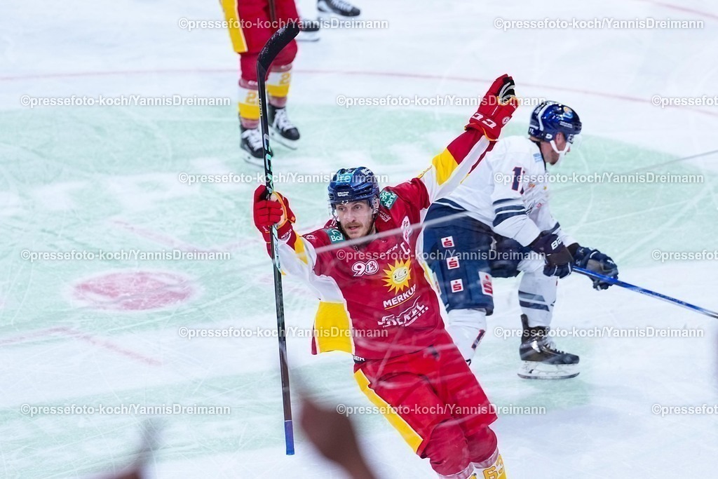 xydr03102501253 | 03.10.2025, xydrx, Eishockey, DEL2, Düsseldorfer EG - EC Kassel Huskies, PSD Bank Dome Düsseldorf: Max Faber (Düsseldorfer EG #63) bejubelt das 2:0 für die Düsseldorfer EG