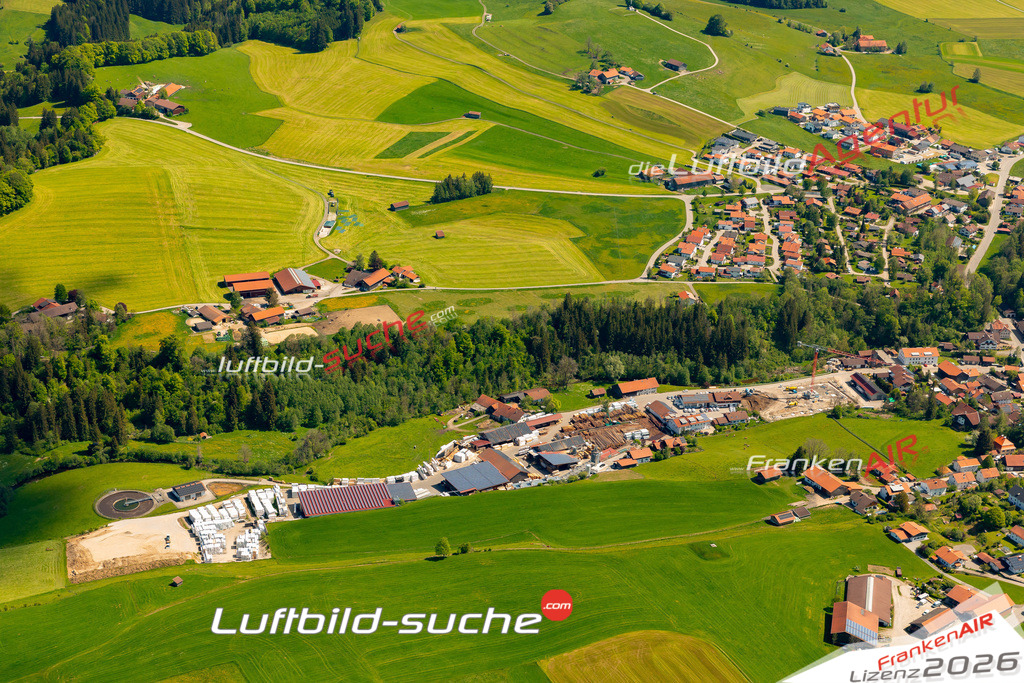 Das Luftbild zeigt :  Görisried - Die Luftaufnahme wurde 2024 vom UL-Flugzeug aus erstellt ( keine Drohne ) - Hochauflösende Luftaufnahme - Für grossformatige Ausdrucke geeignet. Die Geschenkidee !Mit Lizenz und Bildrechte bestellbar