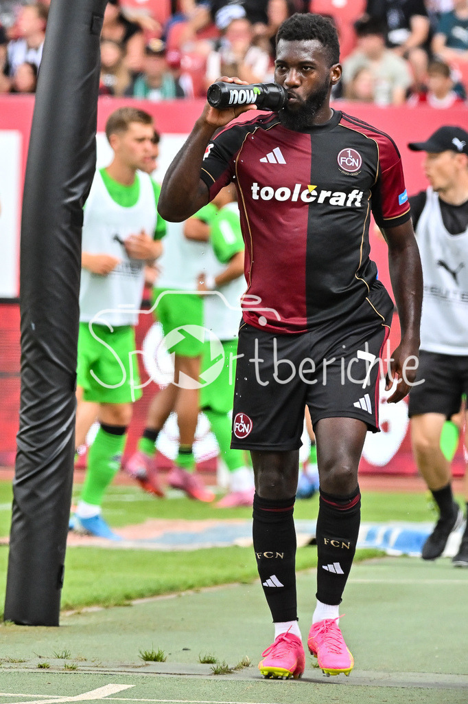 1. FC Nürnberg - Borussia Mönchengladbach | der verletzte Mickael BIRON (1. FC Nuernberg 7) muss vom Platz / Einzelfoto / Freisteller / Testspiel: 1. FC Nuernberg - Borussia Mönchengladbach, Max-Morlock Stadion am 26.07.2025 / DFL REGULATIONS PROHIBIT ANY USE OF PHOTOGRAPHS AS IMAGE SEQUENCES AND/OR QUASI-VIDEO