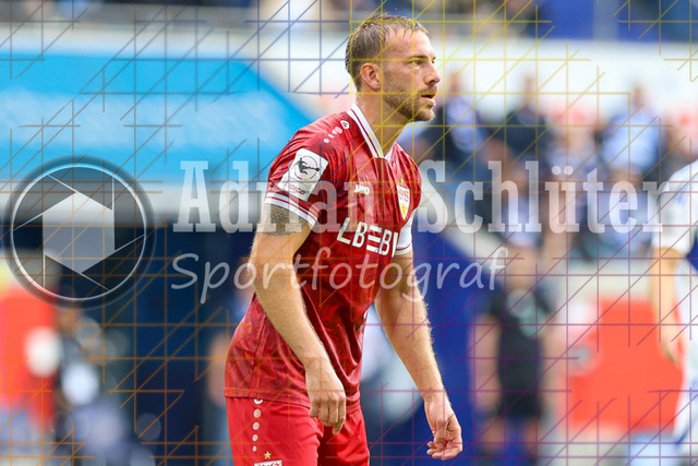MSV Duisburg vs VfB Stuttgart II - 3. Liga | Duisburg, Deutschland, 02.08.25:   Dominik Nothnagel (VfB Stuttgart II) schaut waehrend des Spiels der 3. Liga MSV Duisburg vs VfB Stuttgart II in der schauinsland-reisen-arena(Foto von Brauer-Fotoagentur / Adrian Schlueter)
