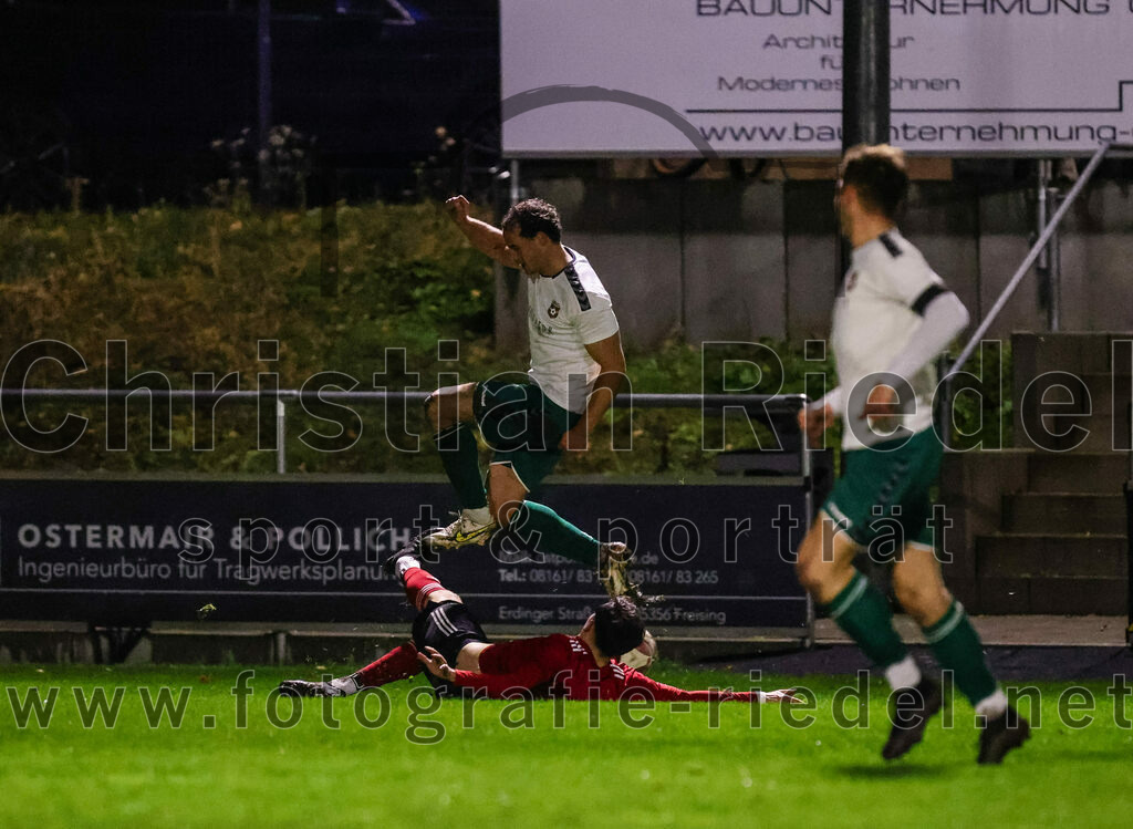 2023-11-17_050_FC_Schwaig_gegen_SpVgg_Feldmoching | Oberding, Deutschland, 17.11.2023:
Fußball, Landesliga Südost 2023 / 2024, 21. Spieltag, FC Schwaig gegen SpVgg Feldmoching, Endergebnis: 1:1

Markus Straßer (FC Schwaig, #11)

Foto: Christian Riedel / fotografie-riedel.net