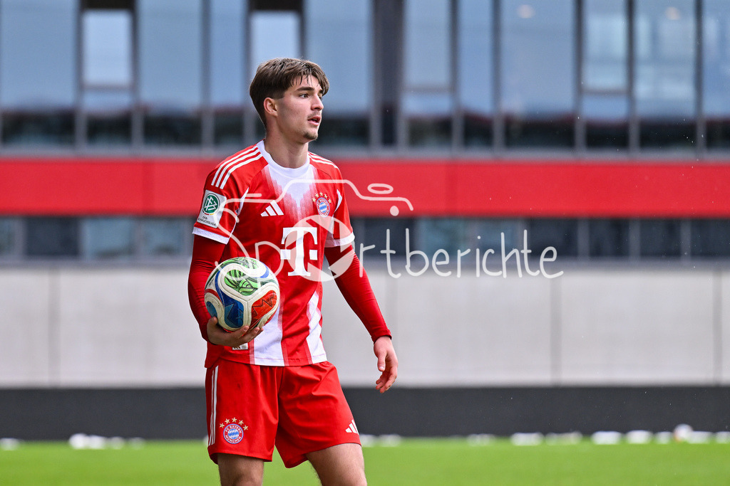 FC Bayern München - Berliner Athletik Klub | MUNICH, GERMANY - 21. FEBRUARY: am BAll Raphael PAVLIC (FC Bayern München U19 5) Einzelfoto / Freisteller während dem Spiel zwischen der U19 des FC Bayern München und der U19 des Berliner Athletik Klubs am 3. Spieltag der DFB-U19 Nachwuchsliga am FC Bayern Campus