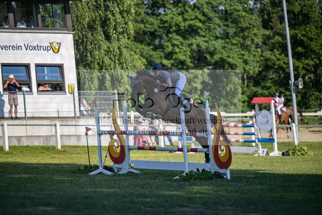 Reitturnier Voxtrup | Entdecke hochwertige Reitturnierfotos von Foto Oger. Professionell, emotional und authentisch – jetzt Lieblingsmomente im Shop bestellen.Deutschlandweite Turnierfotografie. - Realisiert mit Pictrs.com