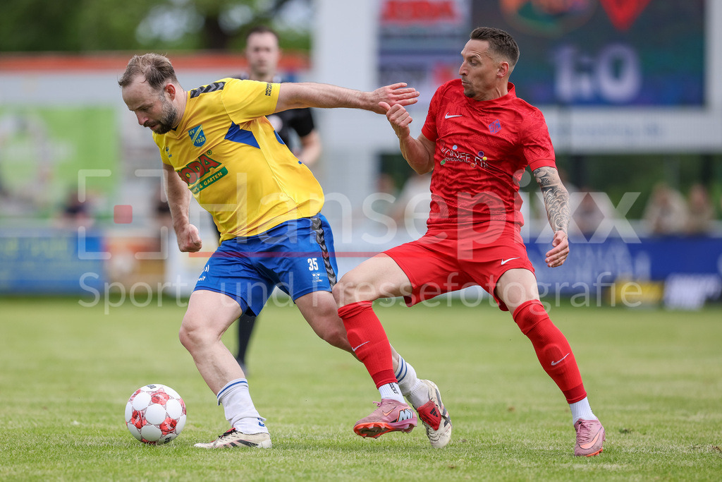 Fussball, Aufstiegsrunde Regionalliga Nord, SV Todesfelde - Blumenthaler SV | v.li.: Jan-Marc Schneider (SV Todesfelde, 35) und Sebastian Kurkiewicz (Blumenthaler SV, 31) im Zweikampf, Duell, Dynamik, Aktion, Action, Spielszene
