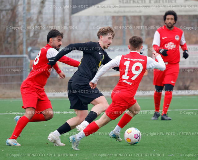Bickenbach gewinnt 4:1 | 09.02.2025 Fussball Testspiel SKG Bickenbach vs KSG Georgenhausen (4:1) Freundschaftsspiel v. li. Hekim Doenmaz (98 KSG) Robin Seyffer (99 Bickenbach) Benedikt Rohner (19 KSG) (Foto: Peter Henrich / HEN-FOTO) - Realisiert mit Pictrs.com
