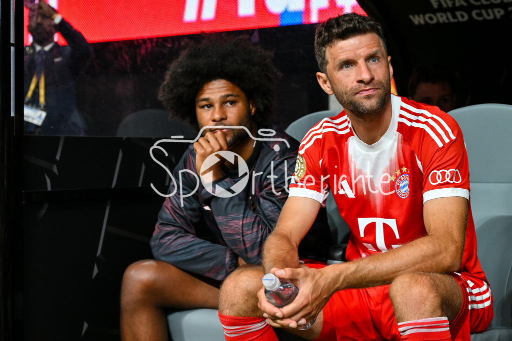 Paris Saint Germain - FC Bayern München | im Bild Thomas MUELLER (FC Bayern Muenchen 25) zu Spielbeginn auf der Bank / Einzelfoto / Freisteller / FIFA Club World Cup: Paris Saint Germain - FC Bayern Muenchen, Mercedes Benz Stadium am 05.07.2025 / NOT FOR SALE IN USA / Serge GNABRY (FC Bayern Muenchen 7)
