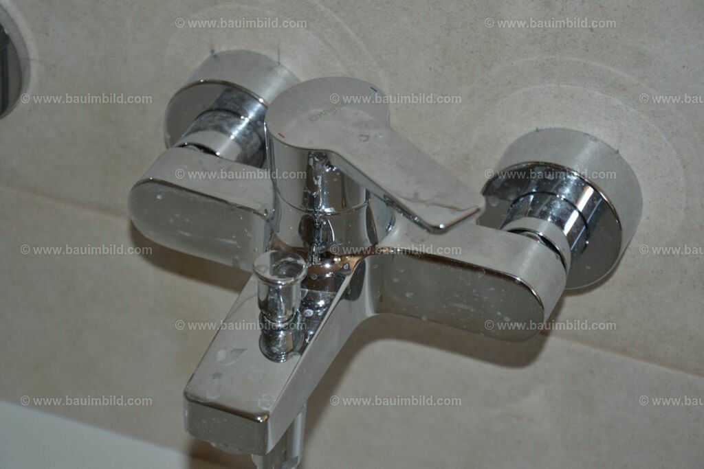 bib-lg15-sanitaer-0127 | Nach LV-Leistungsgruppen sortierte Detailfotos über den Bau eines Hauses. Alle Hausbau-Bilder direkt vom Urheber und Autor der Website Haus-Selber-Bauen.com
