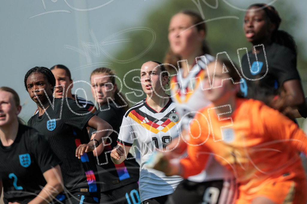 Testspiel U16-Juniorinnen: Deutschland – England | Die Bildergalerie dokumentiert das Länderspiel der deutschen U16-Juniorinnen gegen die Auswahl Englands. Die Fotografien zeigen Spielaktionen, Zweikämpfe, Torchancen, Mannschaftsszenen sowie weitere Impressionen der Begegnung. Die Aufnahmen entstanden im Rahmen des Testspiels beider Nachwuchsnationalmannschaften in der Kümpel + Hellmeister Arena in Hamm am 20. Juni 2026 und halten die sportlichen und emotionalen Momente des Spiels fest. - Realisiert mit Pictrs.com