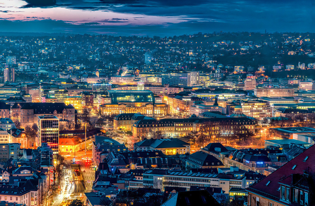 Die nächtliche Innenstadt von Stuttgart----Sonnenuntergang | Das Bild zeigt einen nächtlichen Blick auf die Innenstadt von Stuttgart. Es handelt sich um eine Aufnahme des beleuchteten Stadtzentrums, vermutlich aufgenommen von einem höher gelegenen Punkt wie der Uhlandshöhe. Stuttgart ist die Landeshauptstadt von Baden-Württemberg und ein wirtschaftliches sowie kulturelles Zentrum der Region. Die Stadt ist bekannt für ihre Architektur, ihre Lage in einem Talkessel und eine starke wirtschaftliche Basis.  - Realisiert mit Pictrs.com
