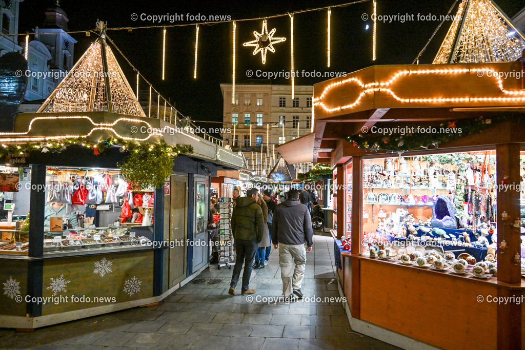 Weihnachtsmarkt_ Linz_ 22.11.2023-12 | 22.11.2023, Linz, AUT, Christkindlmarkt, Hauptplatz Linz, Weihnachtsdekoration, im Bild Christkindlmarkt, Weihnachtsmarkt, Hauptplatz Linz, Huetten, Standln, Besucher, Tradition, Brauchtum, Beleuchtung