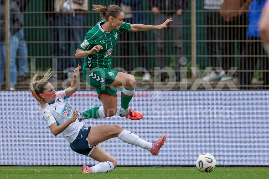 Fussball, Google Pixel Frauen-Bundesliga, SV Werder Bremen - TSG 1899 Hoffenheim | v.li.: Jill Janssens (TSG 1899 Hoffenheim, 9) und Verena Wieder (SV Werder Bremen, 31) im Zweikampf, Duell, Dynamik, Aktion, Action, Spielszene, DIE DFB-RICHTLINIEN UNTERSAGEN JEGLICHE NUTZUNG VON FOTOS ALS SEQUENZBILDER UND/ODER VIDEOÄHNLICHE FOTOSTRECKEN. DFB REGULATIONS PROHIBIT ANY USE OF PHOTOGRAPHS AS IMAGE SEQUENCES AND/OR QUASI-VIDEO.