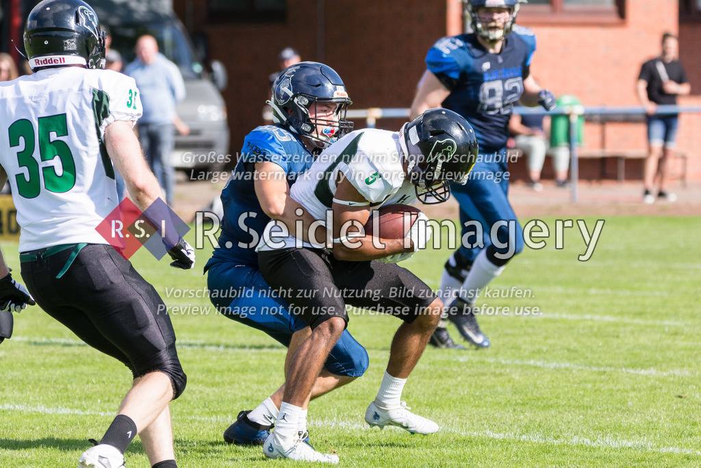 American Football, Saison 2022, Regionalliga Nord, Hamburg Blue Devils - Oldenburg Knights, Dr.-Hermann-Schnell-Sportplatz (Hamburg), 06.08.2022, 07. Gameweek | Moritz Pieper (#85, Blue Devils, WR) tackelt Ikenna Ukachu (#5, Oldenburg, DB)