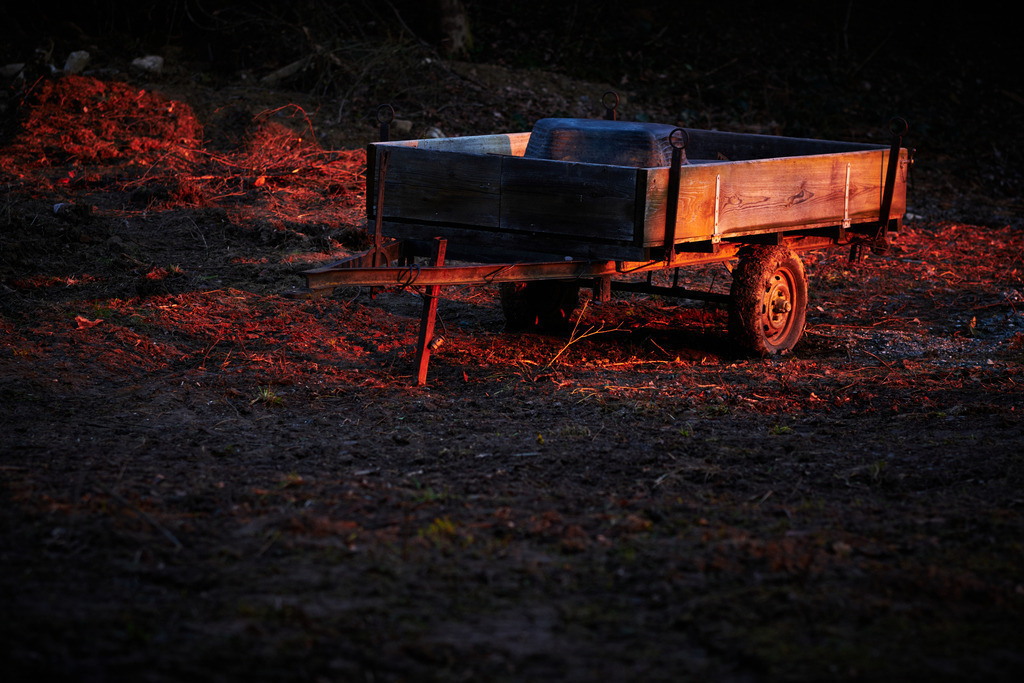Anhänger steht auf dem Bauernhof im Abendlicht | Austria - December 26, 2020: Anhänger steht auf dem Bauernhof im Abendlicht. - Realisiert mit Pictrs.com