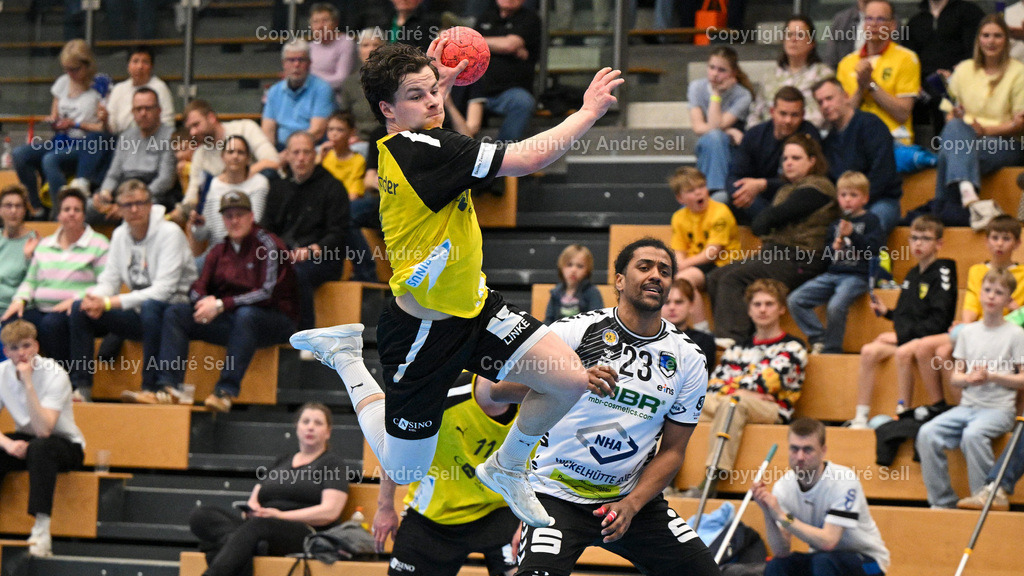 TSV Altenholz vs EHV Aue | Julius Schneider (TSVA #4) vs Dieudonné Mubenzem (Aue #23) / Handball 3. Liga Nord-Ost Männer 2025/2026 / TSV Altenholz vs EHV Aue / Edgar-Meschkat-Halle / Altenholz / 18.04.26 - Realisiert mit Pictrs.com