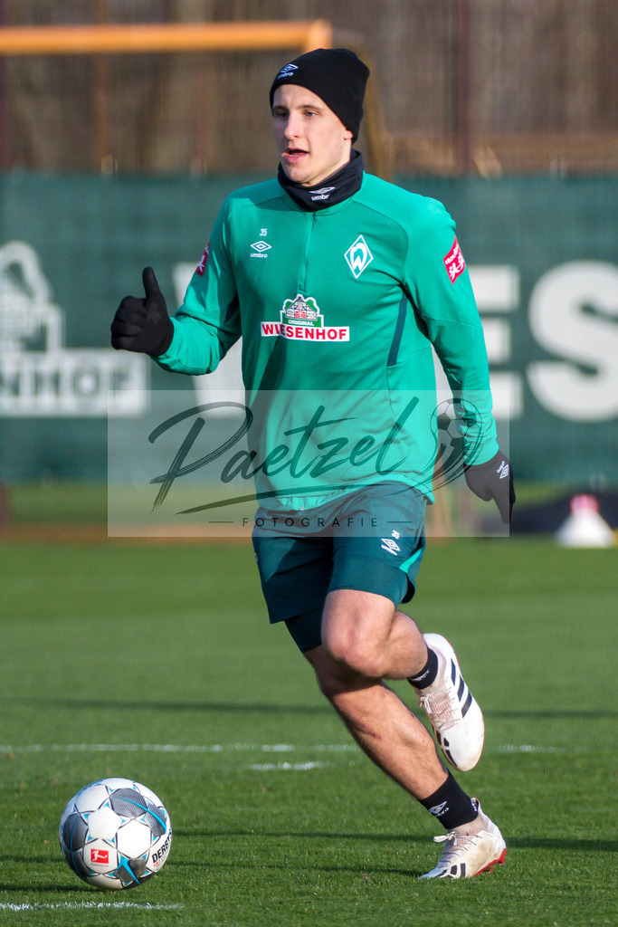 20200218_TRASVW_0033 | Fussball, Herren: Maximilian Eggestein (Werder Bremen) in Aktion, am Ball, Einzelaktion waehrend der Trainingseinheit des SV Werder Bremen auf dem wohninvest Weserstadion Trainingsplatz am 18.02.2020 in Bremen, Deutschland. - Realisiert mit Pictrs.com