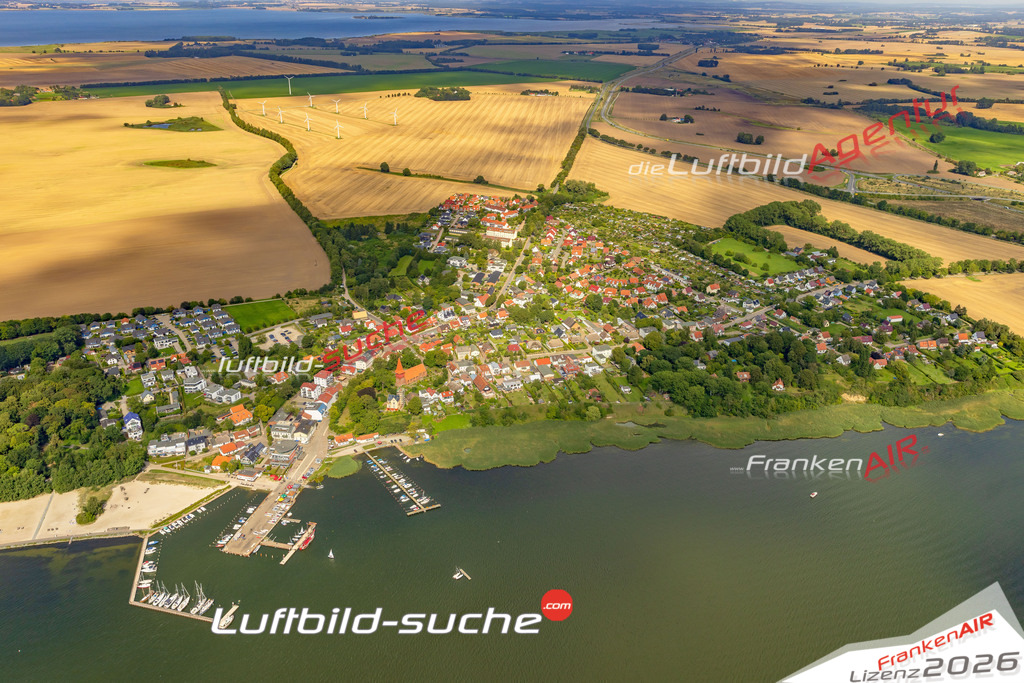 Schöne Luftaufnahme als Geschenk in Hafen Altefähr - Die Luftbildaufnahme wurde 2025 vom UL-Flugzeug heraus erstellt ( keine Drohne ) - Hochauflösende Luftaufnahme -Nicht vergleichbar mit Google Maps oder Satelittenbilder- Die Geschenkidee !Mit Lizenz und Bildrechte bestellbar