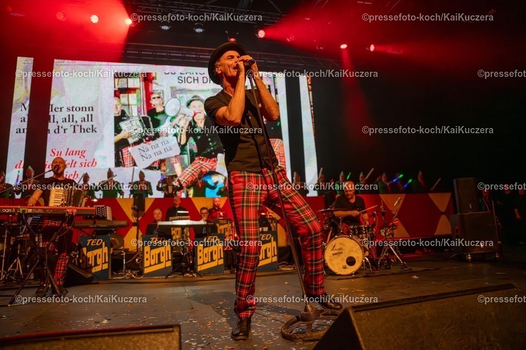 KKU25012501241 | 25.01.2025, xkkux, Düsseldorf, Karnevalsveranstaltung - Die Lachende in der Mitsubishi Electric HALLE. Die Band Brings performt bei ihrem Auftritt. Im Bild Peter Brings (Sänger und Frontman)