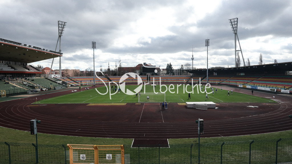 VSG Altglienicke - Viktoria Berlin | Der Friedrich-Ludwig-Jahn-Sportpark in Berlin erstrahlt beim Heimspiel der VSG Altlienicke / Stadionfoto / Stadion Foto / Fussballstadion / Fussball Stadion / Symbolbild /