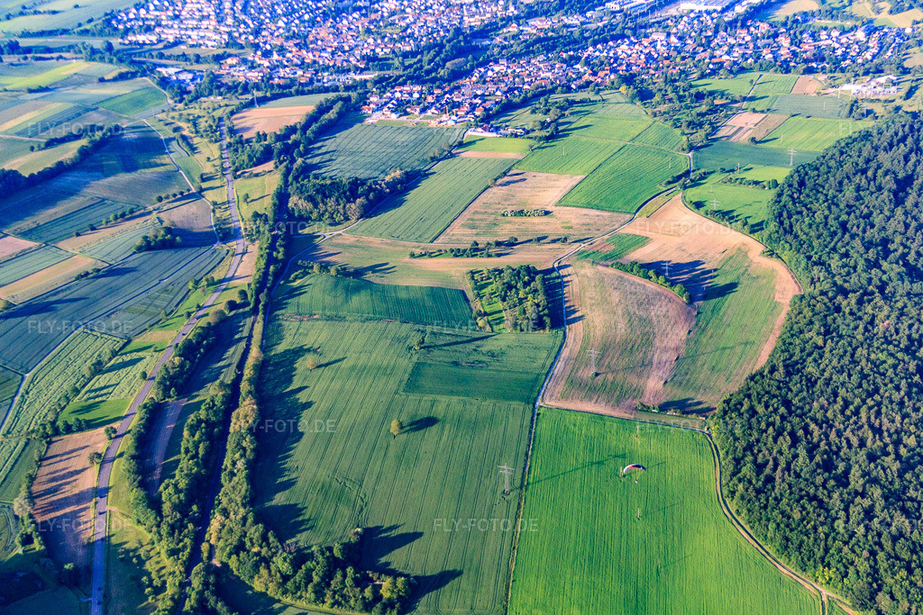 Luftbild: Felder und Wiesen zwischen Wald und B293 im Ortsteil Rinklingen in Bretten im Bundesland Baden-Württemberg in Deutschland. Foto: IMG_57794.jpg vom 14.06.2013 durch Werner Riehm/FLY-FOTO.deAuflösung des Originals: 4752 x 3168 px