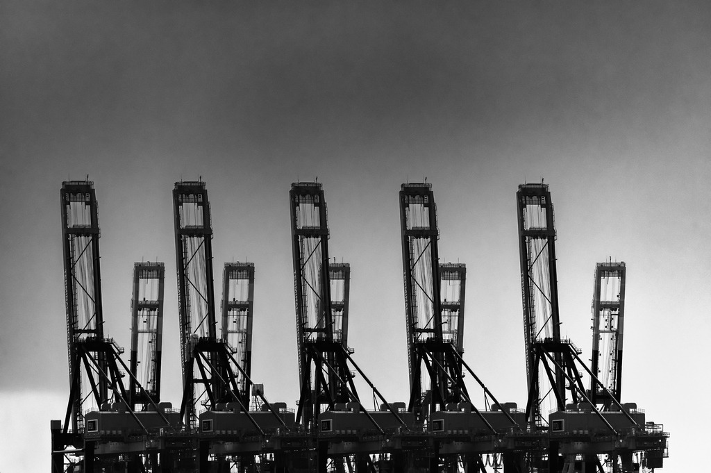 2023_10_14_HH-HOLZHAFEN-HOCHWASSER_MCP4114 sw_01 | Hochwertig gedruckte Fotografien für die Wand, als Kalender und zum Verschenken. Hamburg & Norddeutschland und überall wo ich mit der Kamera unterwegs war.