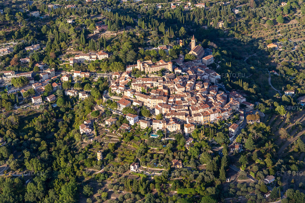 Vue aérienne: Vue de la ville à Callian dans le département Var, France. Photo: IMG_129466.jpg prise le 18/09/2021 par Werner Riehm/FLY-FOTO.euRésolution de l'original: 5472 x 3648 px