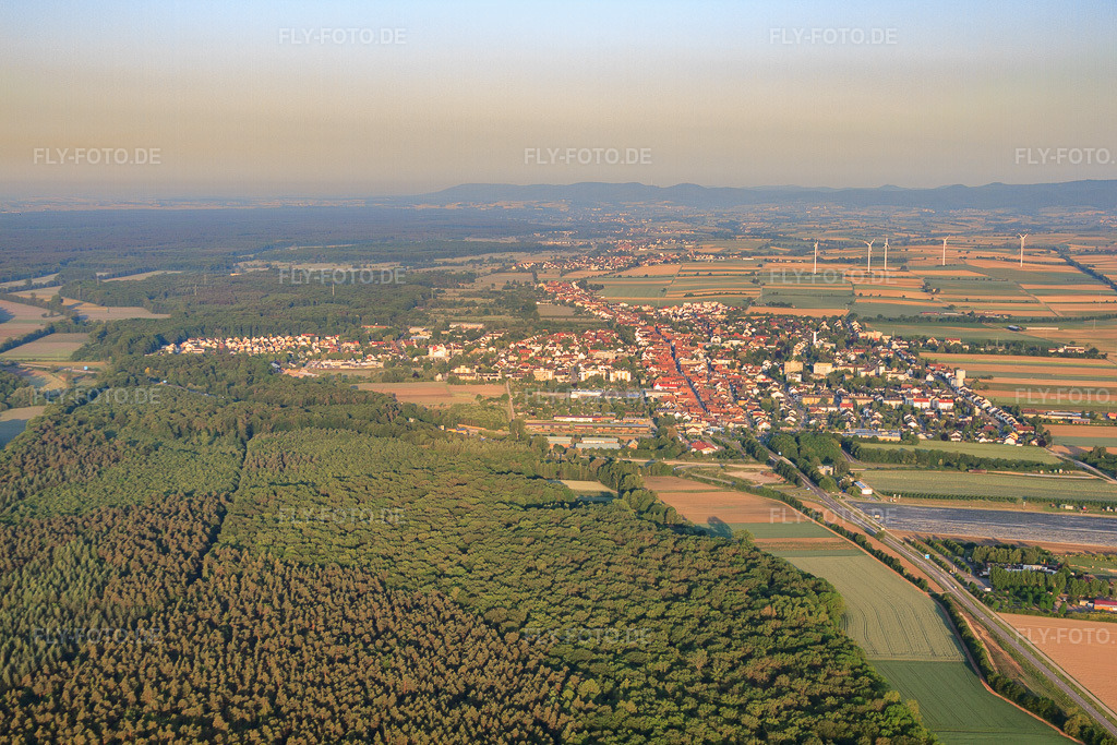 Luftbild: Stadtansicht am Morgn von Osten in Kandel im Bundesland Rheinland-Pfalz in Deutschland. Foto: IMG_64793.jpg vom 18.05.2014 durch Werner Riehm/FLY-FOTO.de