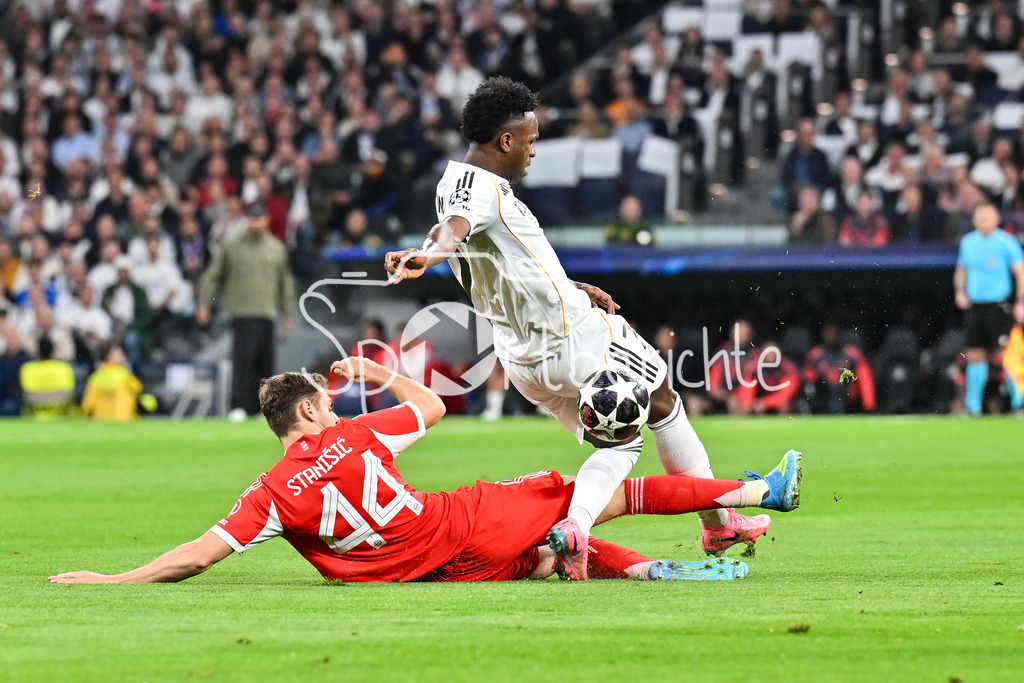 Real Madrid - FC Bayern München | MADRID, SPAIN - 07. APRIL: tackle between Josip STANISIC (FC Bayern Munich 44) and Vinicius JUNIOR (Real Madrid 7) during the UEFA Champions League match between Real Madrid vs. FC Bayern Munich on Quarterfinal first leg at Estadio Santiago Bernabeu