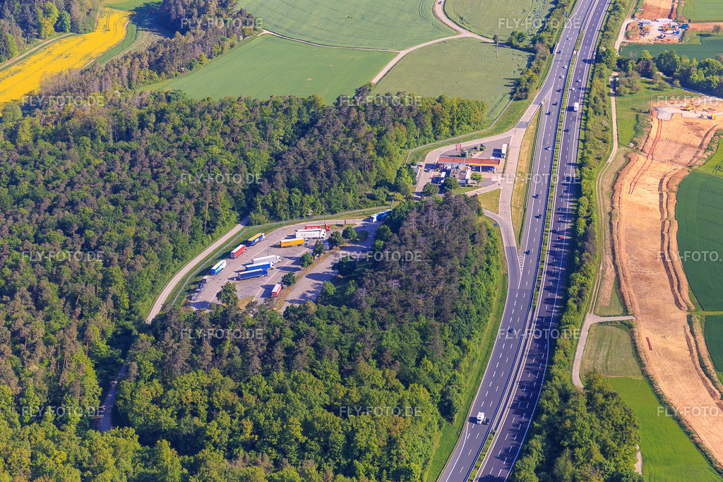 Tank & Rast Raststätte Ob der Tauber West mit Shell Tankstelle an der A81 https://www.raststaetten.de/standorte/ob-der-tauber-ost/ | Luftbild: Tank & Rast Raststätte Ob der Tauber West mit Shell Tankstelle an der A81 https://www.raststaetten.de/standorte/ob-der-tauber-ost/ im Ortsteil Grünsfeldhausen in Grünsfeld im Bundesland Baden-Württemberg in Deutschland. Foto: IMG_146544.jpg vom 10.05.2025 durch Werner Riehm/FLY-FOTO.de - Realisiert mit Pictrs.com