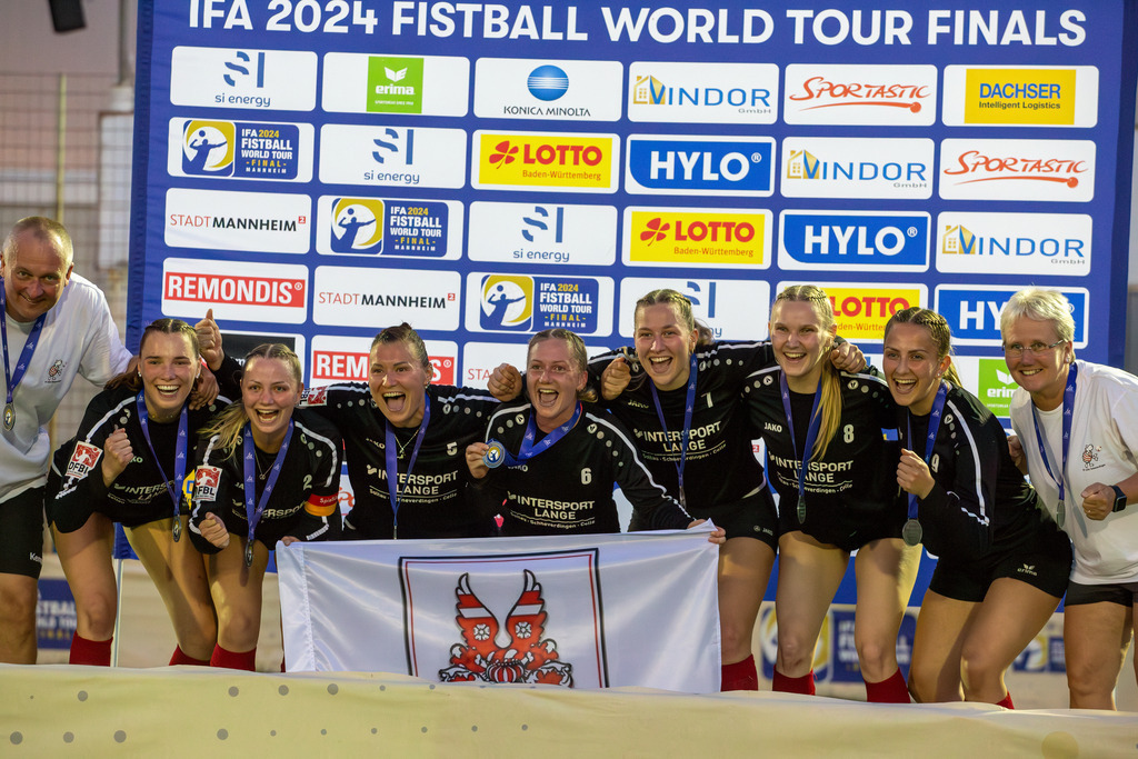 Faustball (Frauen): TSV Dennach gegen TV Jahn Schneverdingen (IFA 2024 Fistball World Tour Finals Mannheim, Finale). Bild: Die Mannschaft von Schneverdingen nach Erhalten der Silbermedaille | Faustball (Frauen): TSV Dennach gegen TV Jahn Schneverdingen (IFA 2024 Fistball World Tour Finals Mannheim, Finale). Bild: Die Mannschaft von Schneverdingen nach Erhalten der Silbermedaille - Realisiert mit Pictrs.com