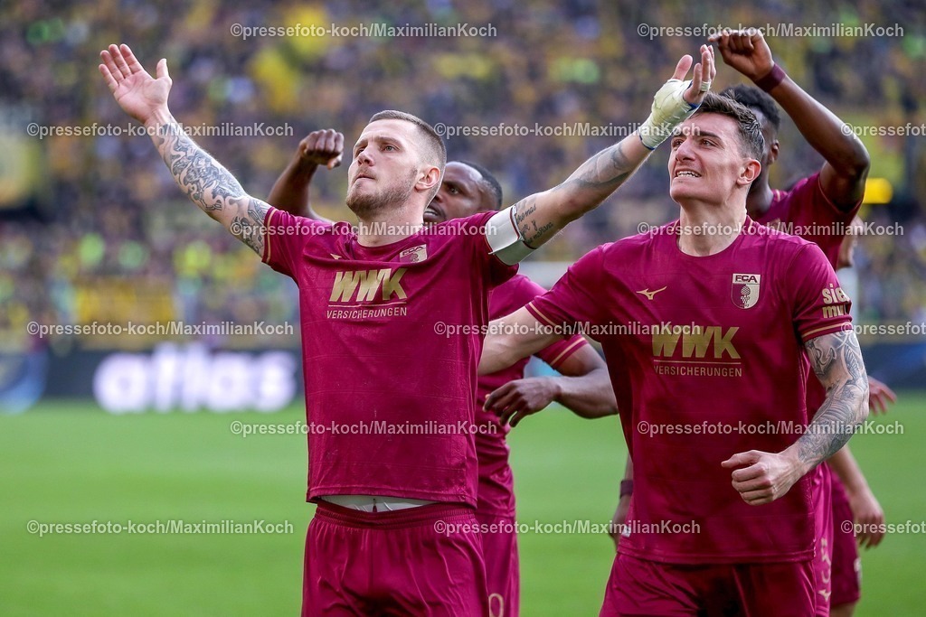 BVB08032501093 | 08.03.2025, Fußball, Borussia Dortmund - FC Augsburg, 1. Fußball Bundesliga, 1:0 25. Spieltag, Signal Iduna Park, Saison 2024 2025: Torjubel nach dem Abseitstor zum Anulierten 2:0 durch Torschütze Jeffrey Gouweleeuw (FC Augsburg #6)VAR Videoassist Entscheidet nach Videoüberprüfung auf Abseits - Kein TorDFB regulations prohibit any use of photographs as image sequences and or quasi-video.