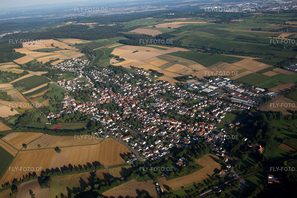 Ortsansicht | Luftbild: Ortsansicht im Ortsteil Helmsheim in Bruchsal im Bundesland Baden-Württemberg in Deutschland. Foto: IMG_092302.jpg vom 01.08.2016 durch Werner Riehm/FLY-FOTO.de - Realisiert mit Pictrs.com