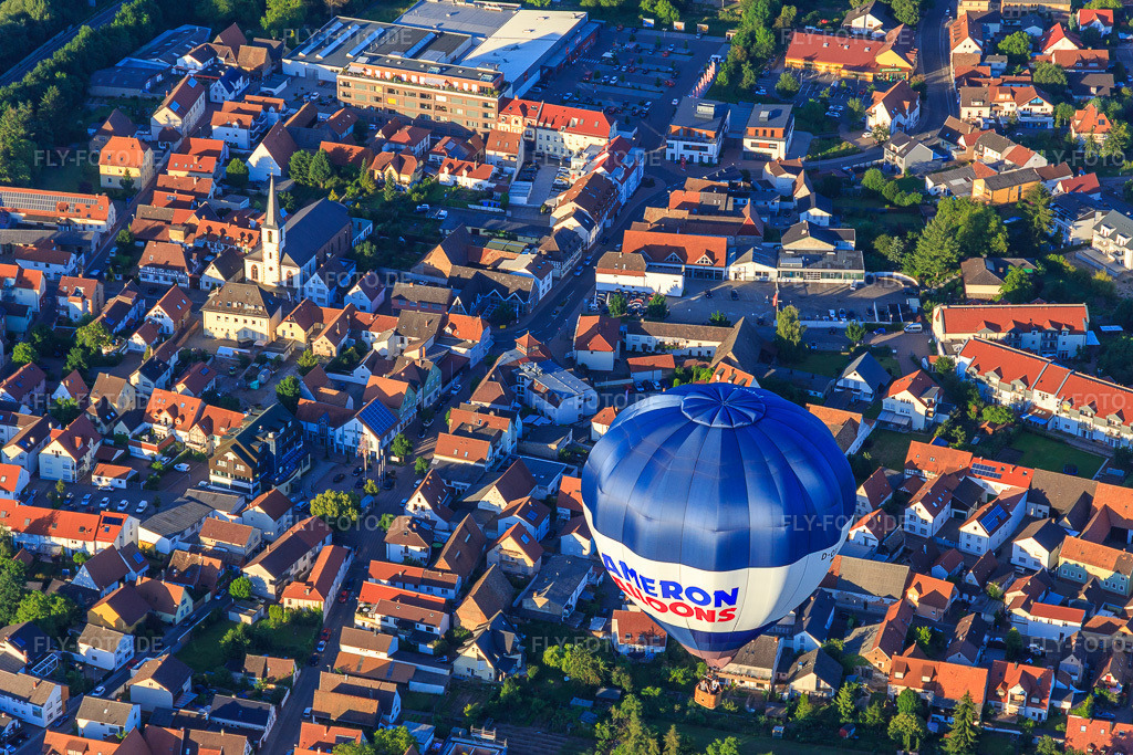 Luftbild: Heissluftballon über der Speyerer Straße in Dudenhofen im Bundesland Rheinland-Pfalz in Deutschland. Foto: IMG_100841.jpg vom 10.06.2017 durch Werner Riehm/FLY-FOTO.de
