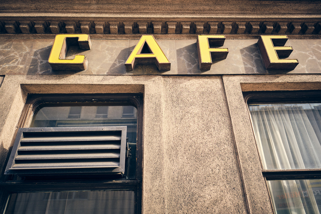 Cafe Weidinger geschlossen | Wien, Austria - April 01, 2021: entlang der Wiener Gürtel Straße; Cafe Weidinger geschlossen. - Realisiert mit Pictrs.com