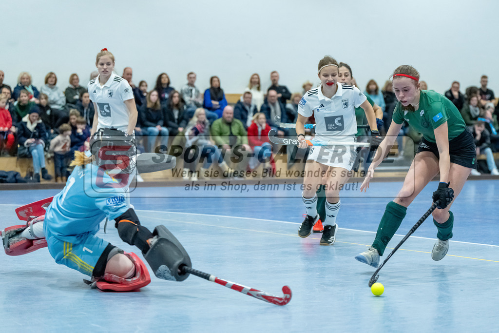 HK_20240113_107917 | 1. Bundesliga Damen Düsseldorfer HC - Club Raffelberg am 13.1.2024 DHC Halle, Düsseldorf , Femke Jovy ( Torfrau Düsseldorfer HC #1 ) , Johanna Hachenberg ( Club Raffleber #3 )
