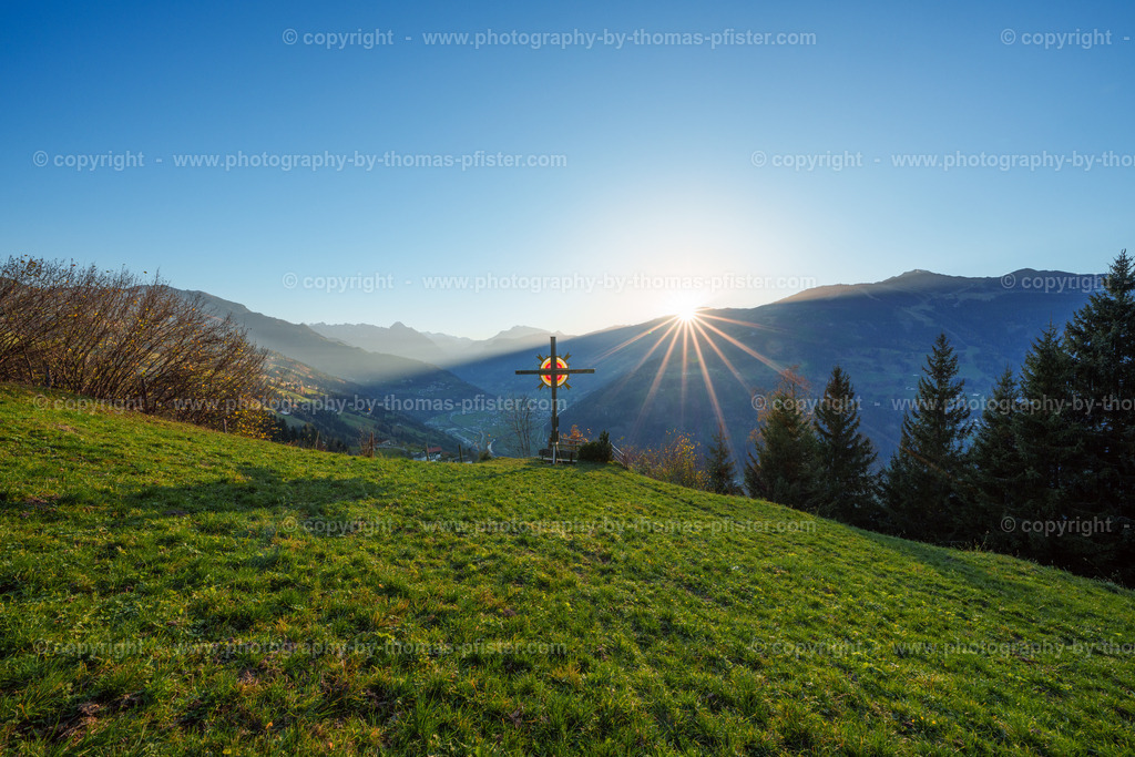 Distelberger Wetterkreuz Herbst copyright  Thomas Pfister-2 | PHOTOGRAPHY BY THOMAS PFISTER