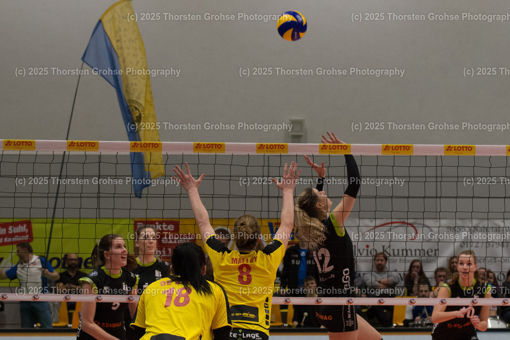 VBL VFB SUHL vs. LADIES IN BLACK AACHEN | Aachen in SCHWARZ gegen Suhl in GELB; VBL VFB SUHL vs. LADIES IN BLACK AACHEN, Volleyball-Bundesliga Frauen am 03.02.2018 in der Multihalle in Meiningen, (Deutschland) - Realisiert mit Pictrs.com