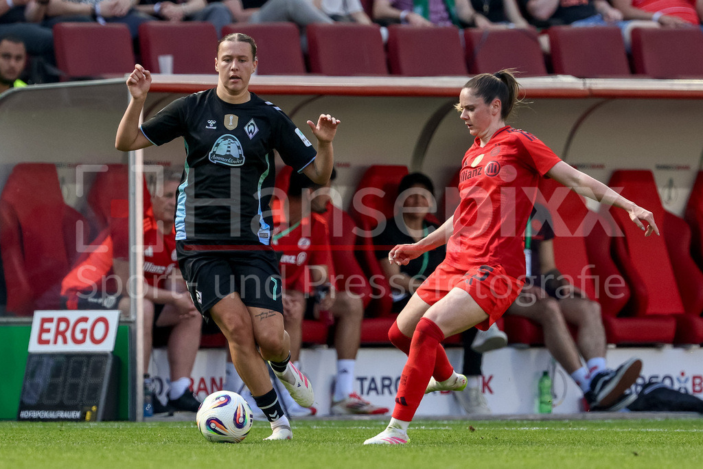 Fussball, DFB-Pokal Finale Frauen, FC Bayern München - SV Werder Bremen | v.li.: Larissa Mühlhaus (SV Werder Bremen, 7) und Sarah Zadrazil (FC Bayern München, 25) im Zweikampf, Duell, Dynamik, Aktion, Action, Spielszene, DIE DFB-RICHTLINIEN UNTERSAGEN JEGLICHE NUTZUNG VON FOTOS ALS SEQUENZBILDER UND/ODER VIDEOÄHNLICHE FOTOSTRECKEN. DFB REGULATIONS PROHIBIT ANY USE OF PHOTOGRAPHS AS IMAGE SEQUENCES AND/OR QUASI-VIDEO.