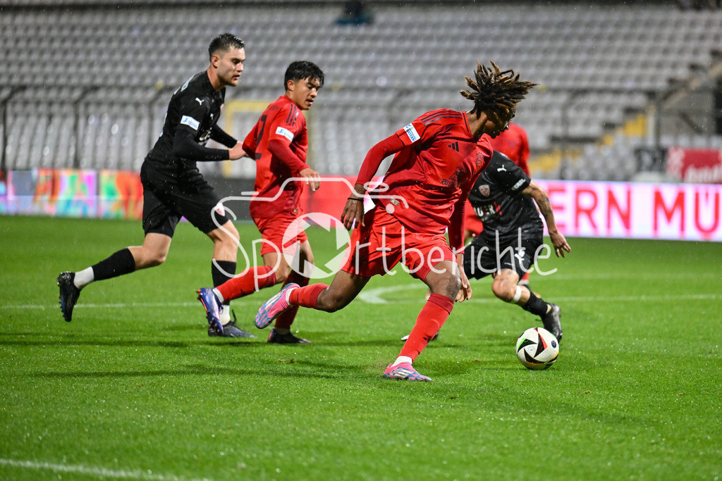 FC Bayern Amateure - TSV Buchbach | Im Duell Jonah KUSI-ASARE (FC Bayern München II #9) und Sascha HINGERL (TSV Buchbach #19) / Zweikampf / Regionalliga Bayern: FC Bayern München II - TSV Buchbach, Gruenwalder Stadion am 27.09.2024