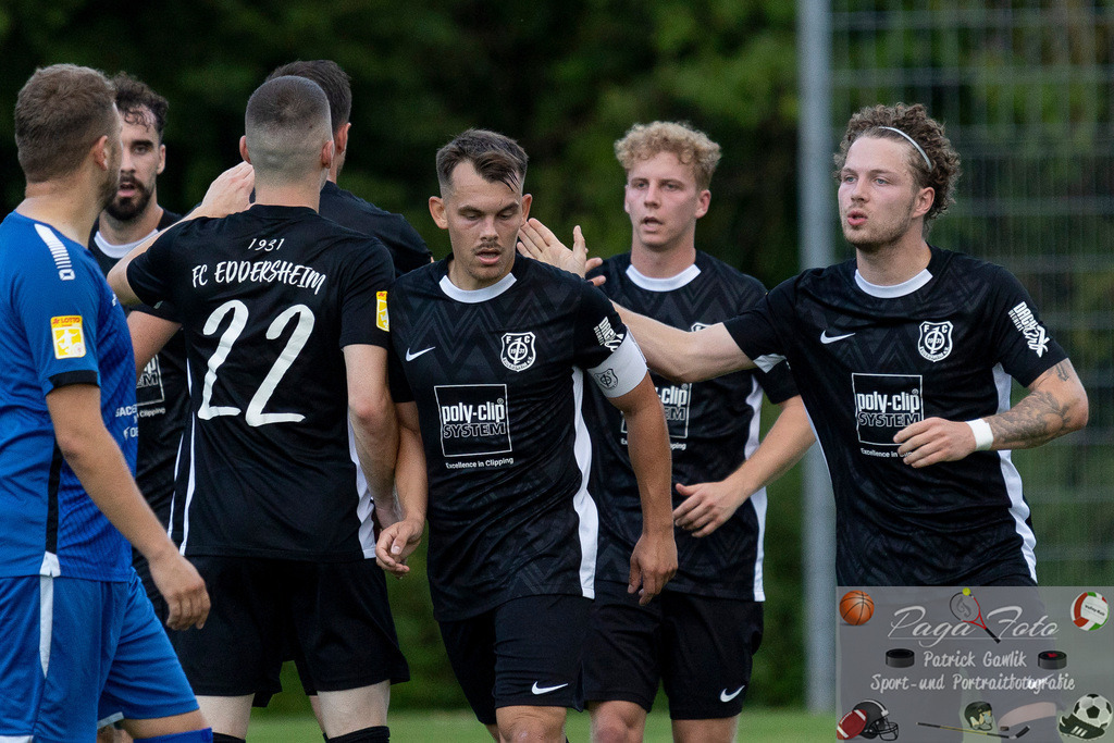 Hessenliga: Türk Gücü Friedberg - FC Eddersheim, 09.08.2024 | Jonas Kummer (FC Eddersheim #29) erziielte das Tor zum 3:2 Anschluss, lässt sich von Simon Lüders (FC Eddersheim #22) und seinen Mitspielern dafür feiern, Türk Gücü Friedberg - FC Eddersheim, Friedberg, Städtischer Sportplatz, 9.8.2024 - Realisiert mit Pictrs.com