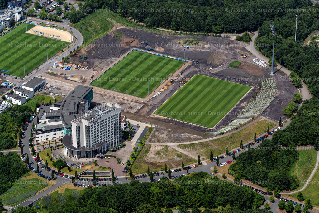 3805498 | Courtyard-Hotel Gelsenkirchen  neben der Veltins-Arena, dem Heimstadion des Fußballvereins Schalke 04, ist 5 km von der ZOOM Erlebniswelt und 2 km von der A 2 entfernt.