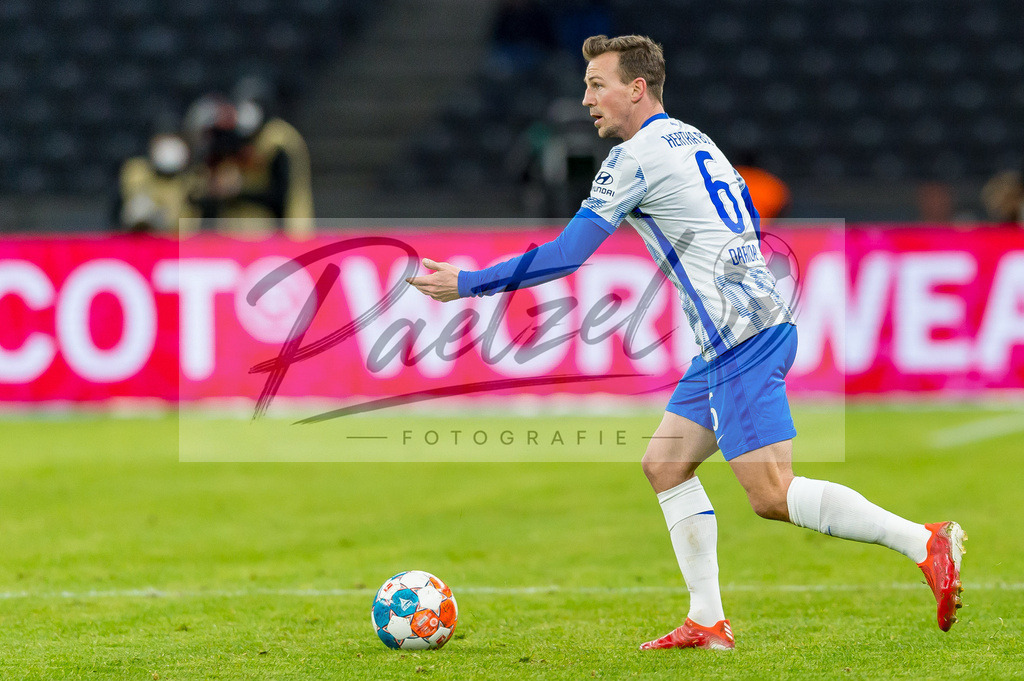 HERBOC20220204_222 | Fussball, Herren: Vladimir Darida (Hertha BSC) in Aktion, am Ball, Einzelaktion bei dem Spiel der 1. Bundesliga zwischen Hertha BSC und VfL Bochum im Olypiastadion am 04.02.2022 in Berlin, Deutschland.DFB / DFL REGULATIONS PROHIBIT ANY USE OF PHOTOGRAPHS AS IMAGE SEQUENCES AND/OR QUASI-VIDEO. - Realisiert mit Pictrs.com