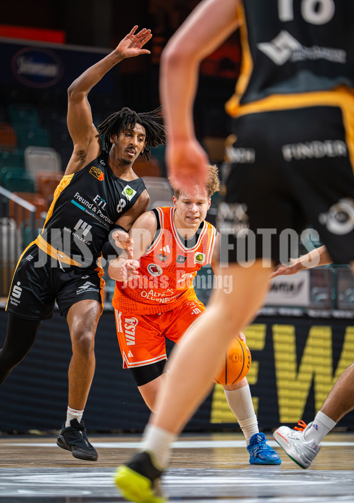 Basketball I Herren I Saison 2025-2026 I ProB Nord I 18. Spieltag I Rasta Vechta II - LOK Bernau-13 | Roy Krupnikas (24,Rasta Vechta II) gegen Shawn Anthony Scott II (8,LOK Bernau) - Realisiert mit Pictrs.com